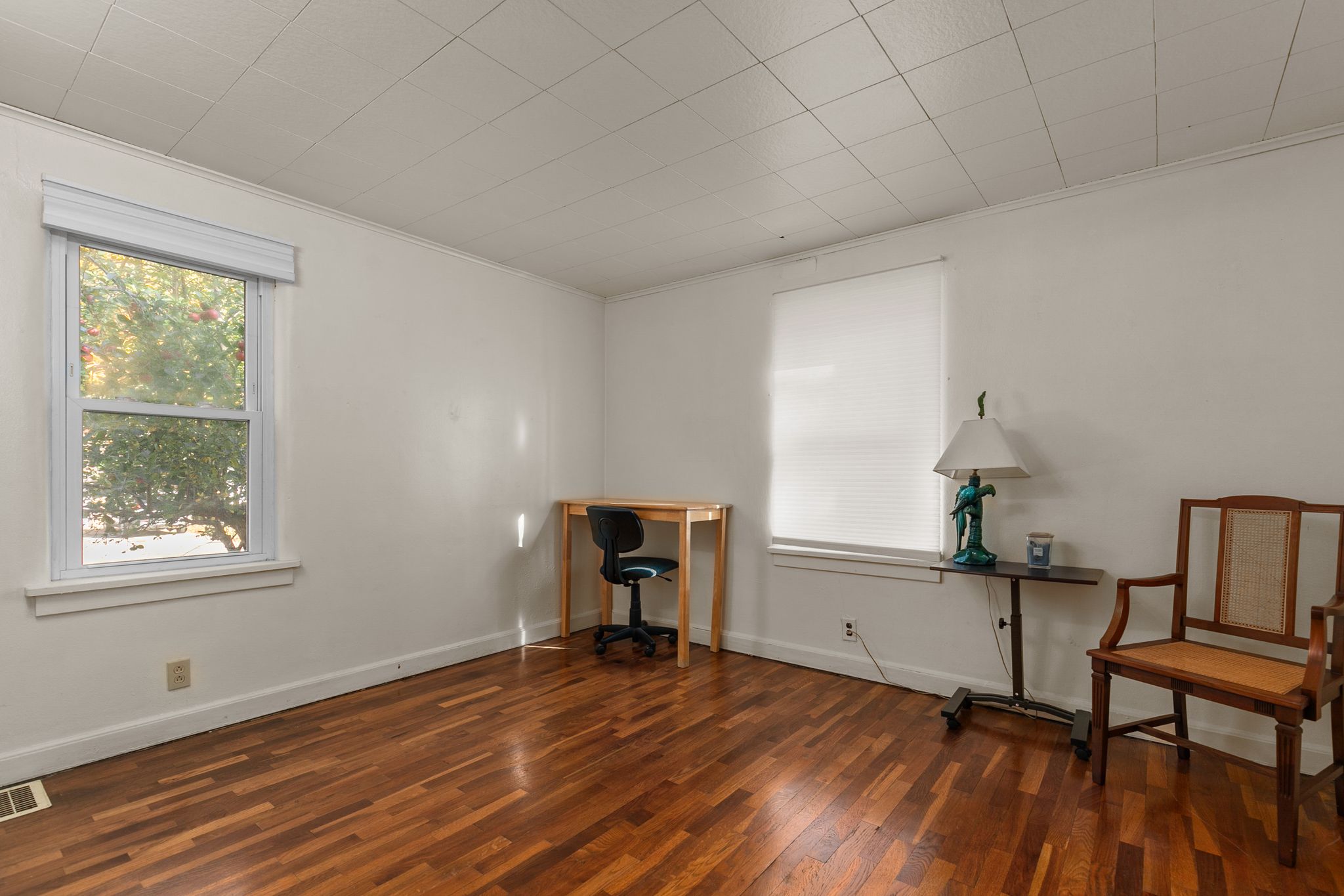 red oak bedroom3