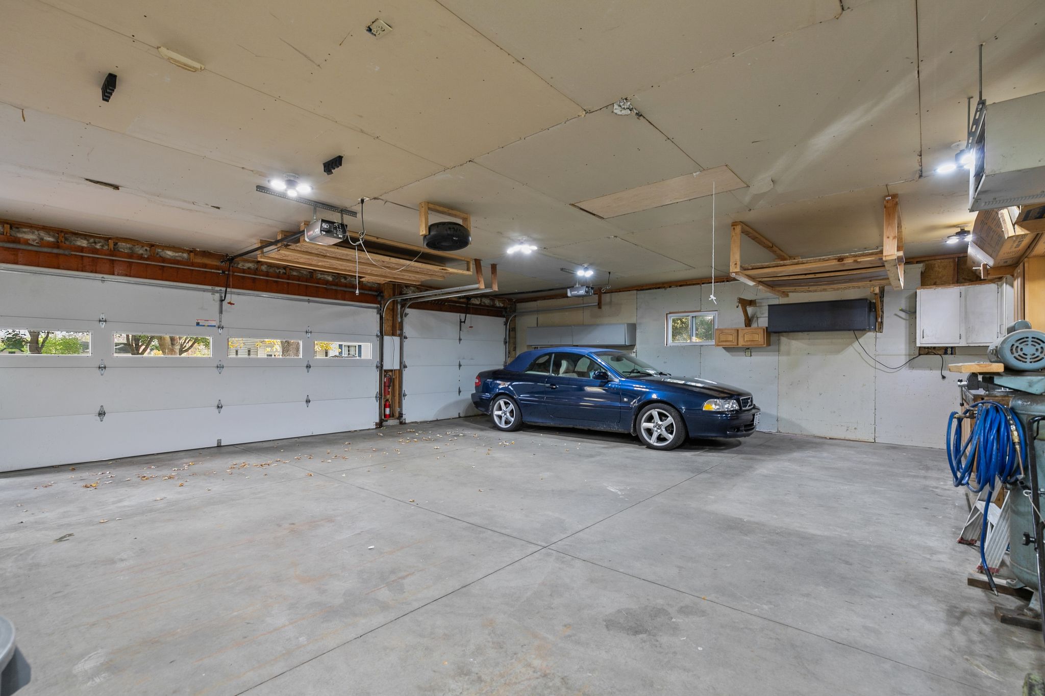 red oak garage withi blue car