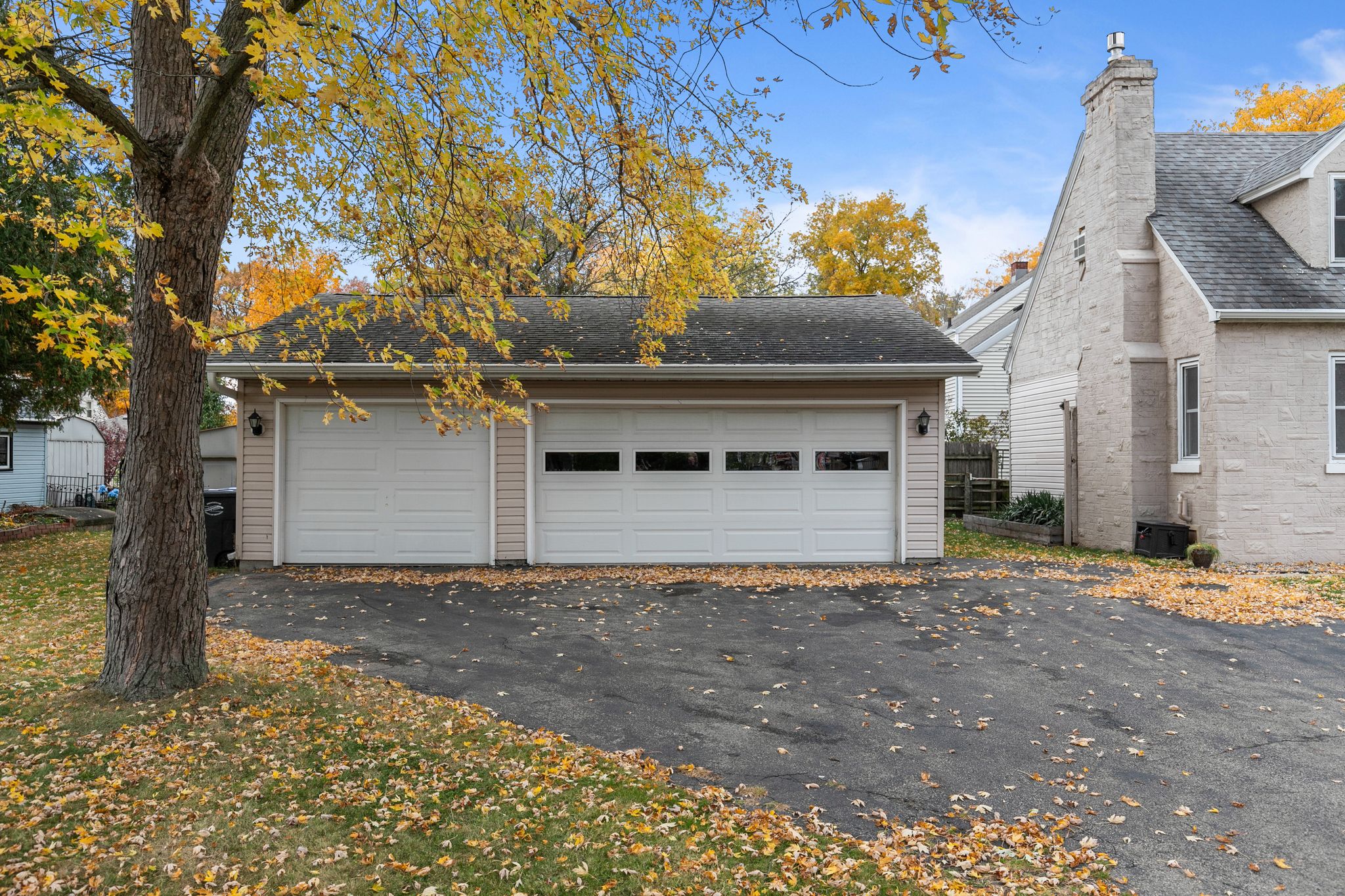 red oak garage outside