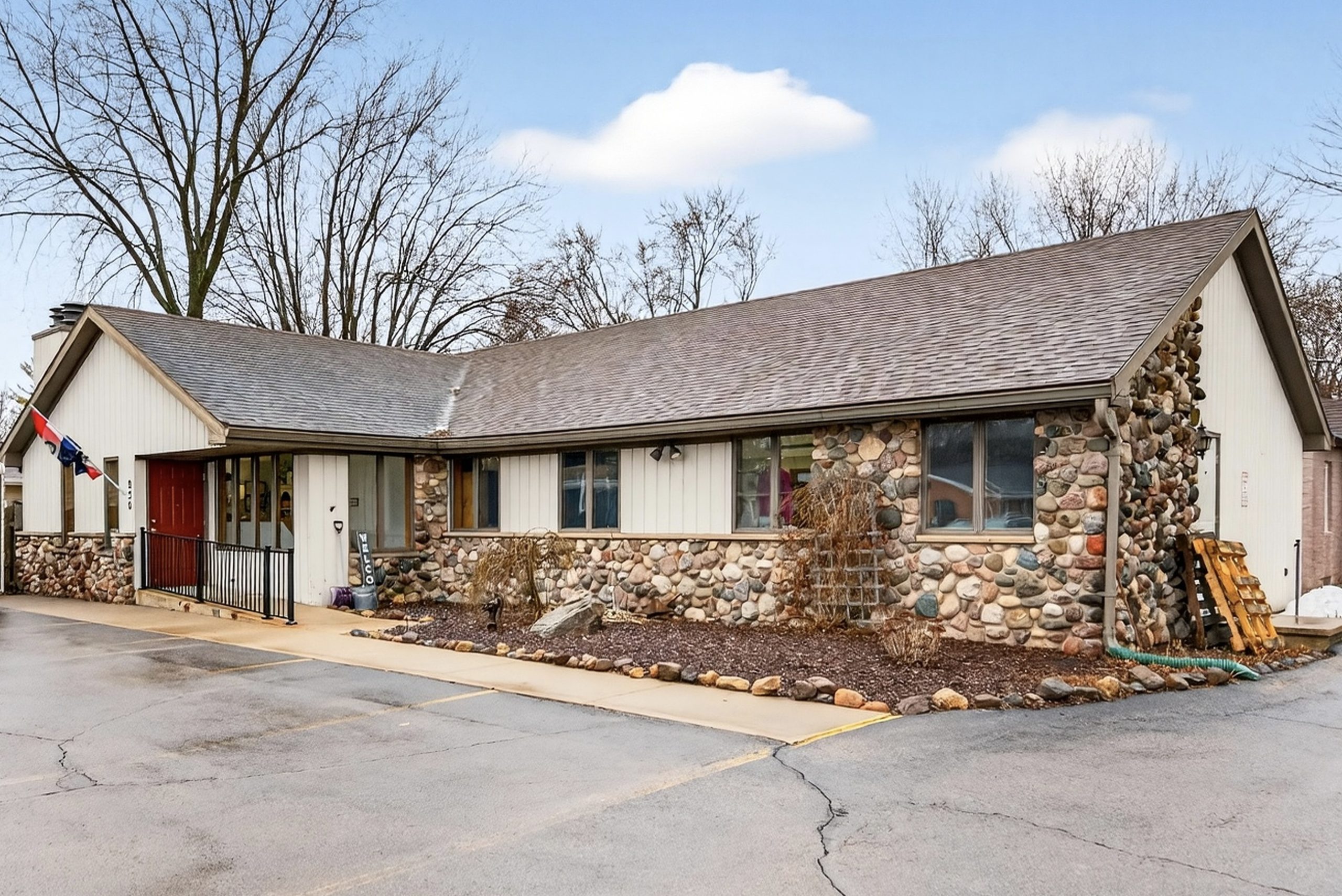 Commercial building for sale at 850 Racine St in Menasha WI with parking and street frontage