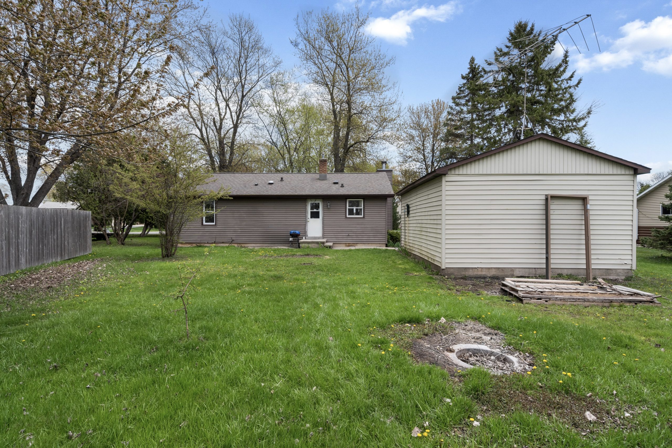 Backyard and detached garage at 607 Hunters Point Rd in Neenah Wisconsin