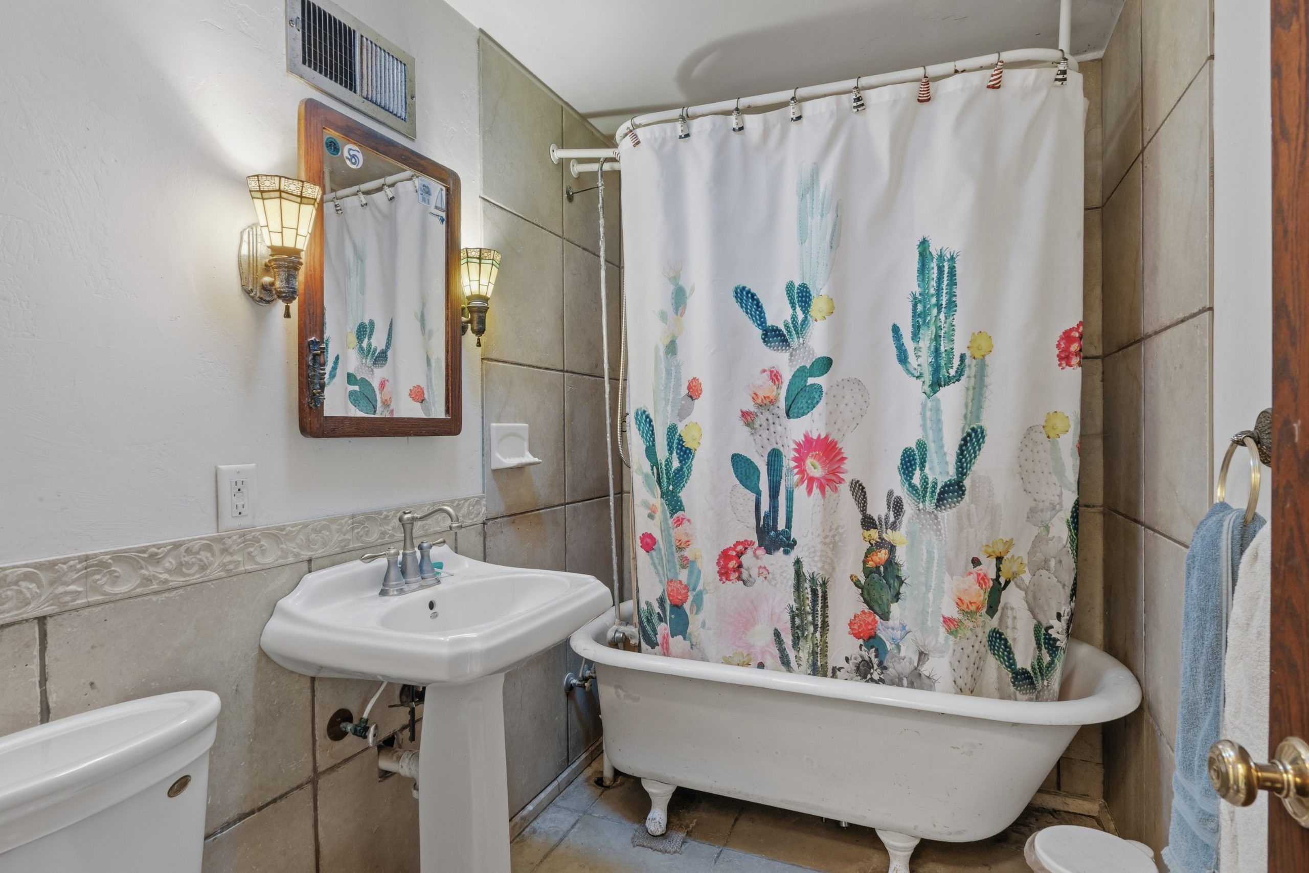Full bathroom with heated floor at 607 Hunters Point Rd in Neenah Wisconsin