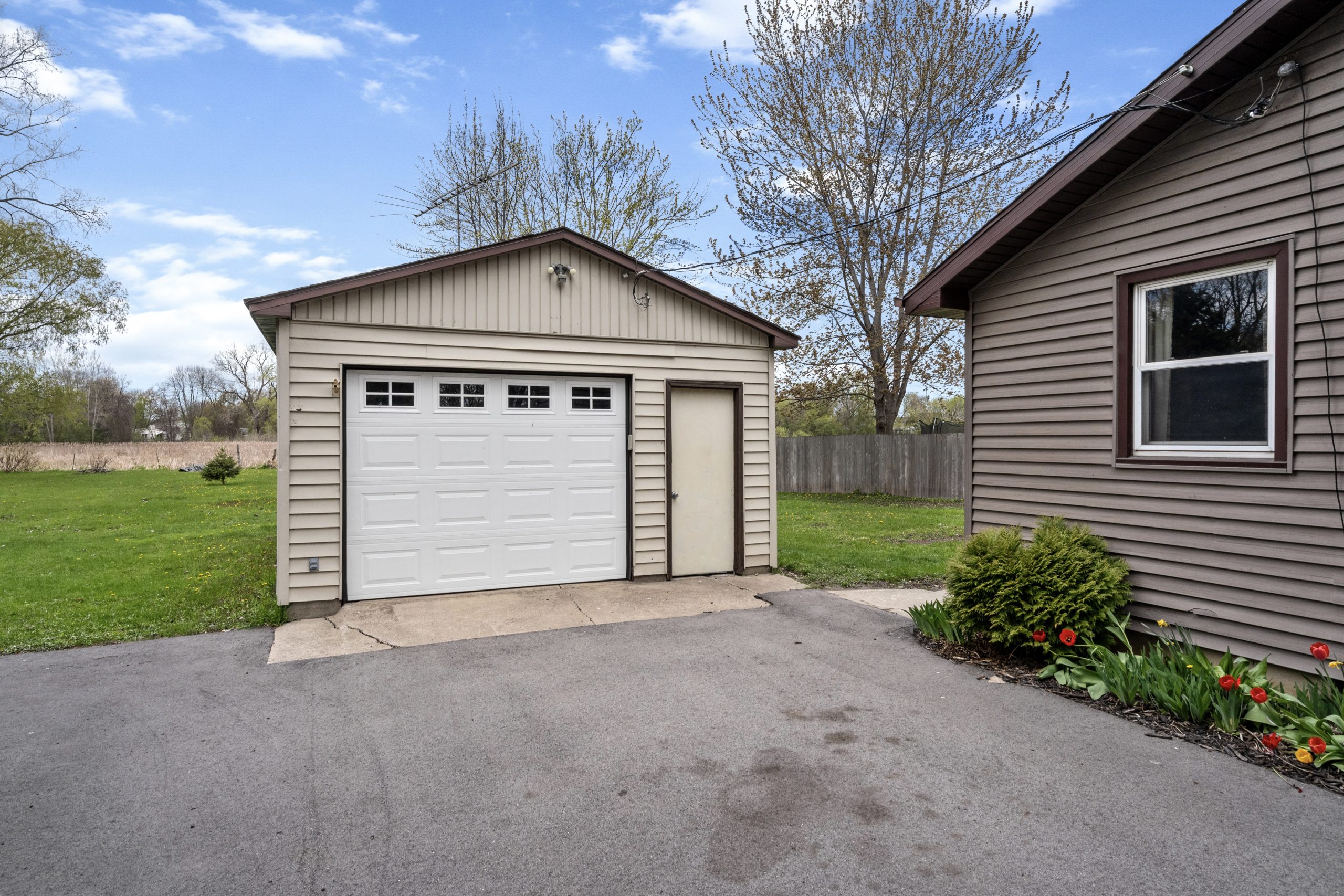 Detached 1.5-car garage at 607 Hunters Point Rd in Neenah Wisconsin