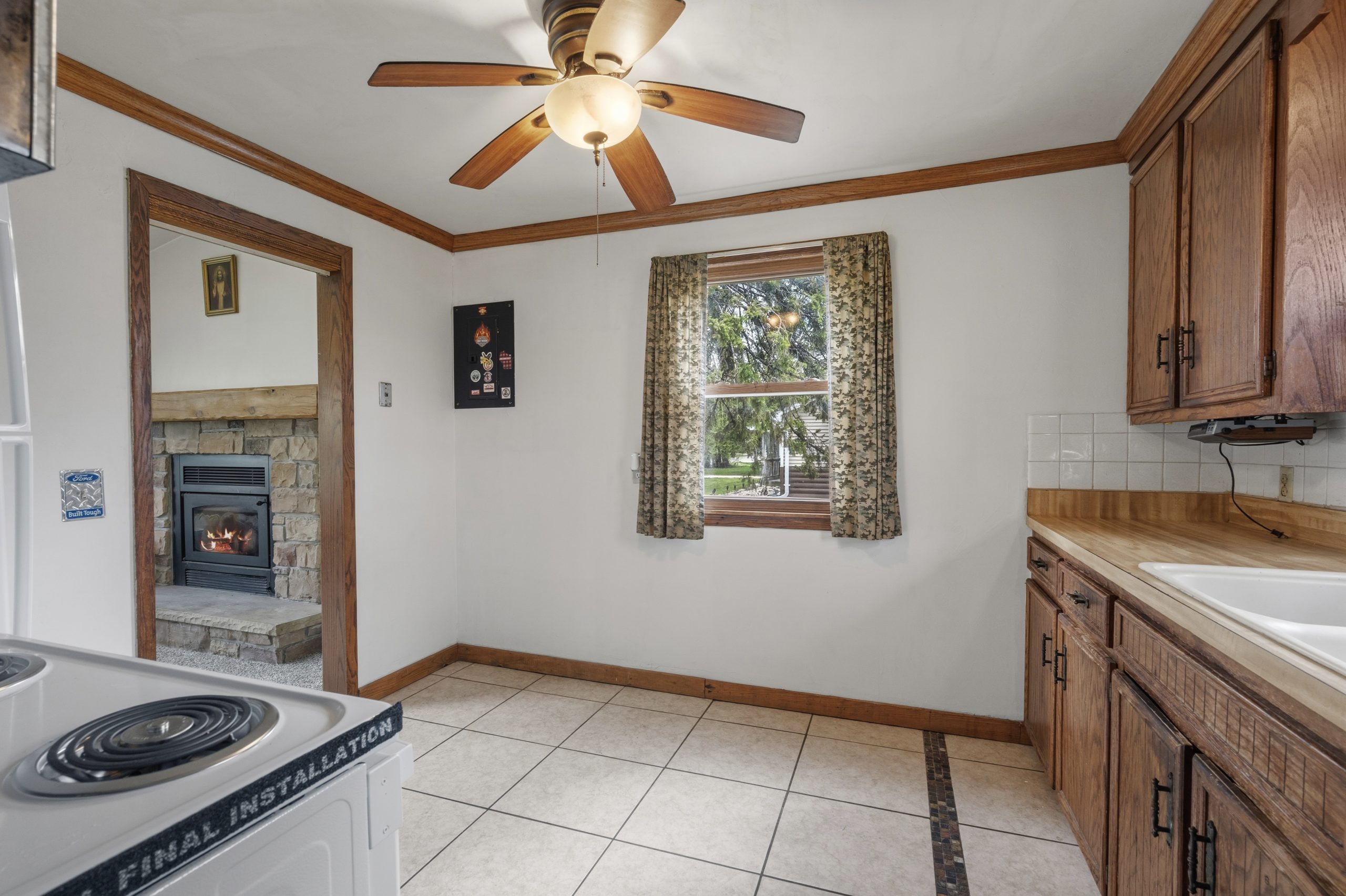 Dining area at 607 Hunters Point Rd in Neenah Wisconsin