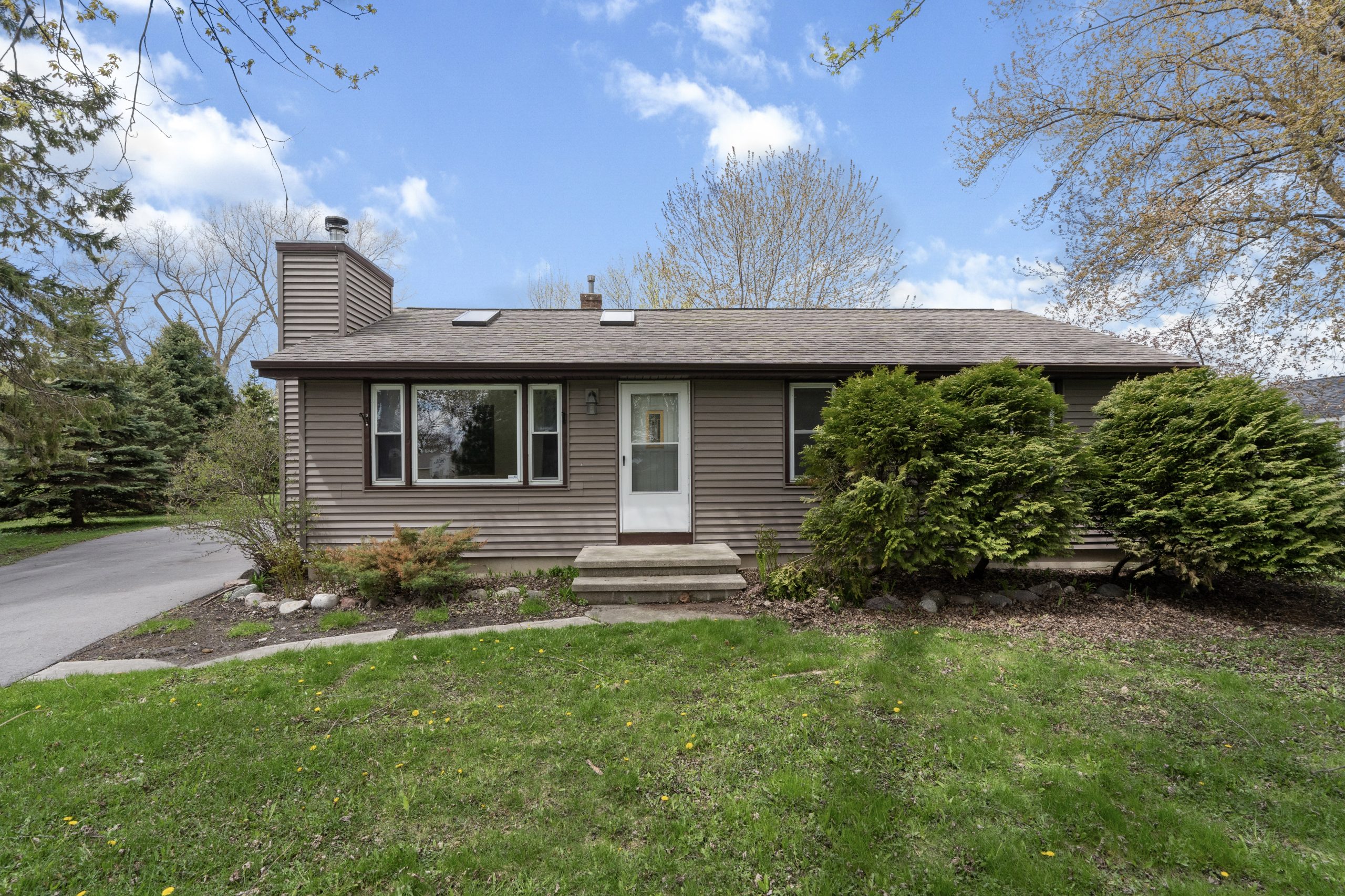 Front exterior of 607 Hunters Point Rd in Neenah Wisconsin