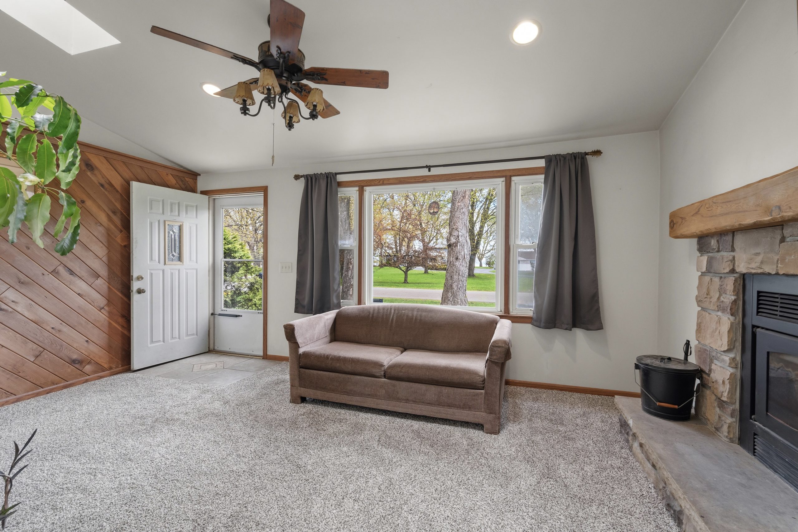 Living room at 607 Hunters Point Rd in Neenah Wisconsin