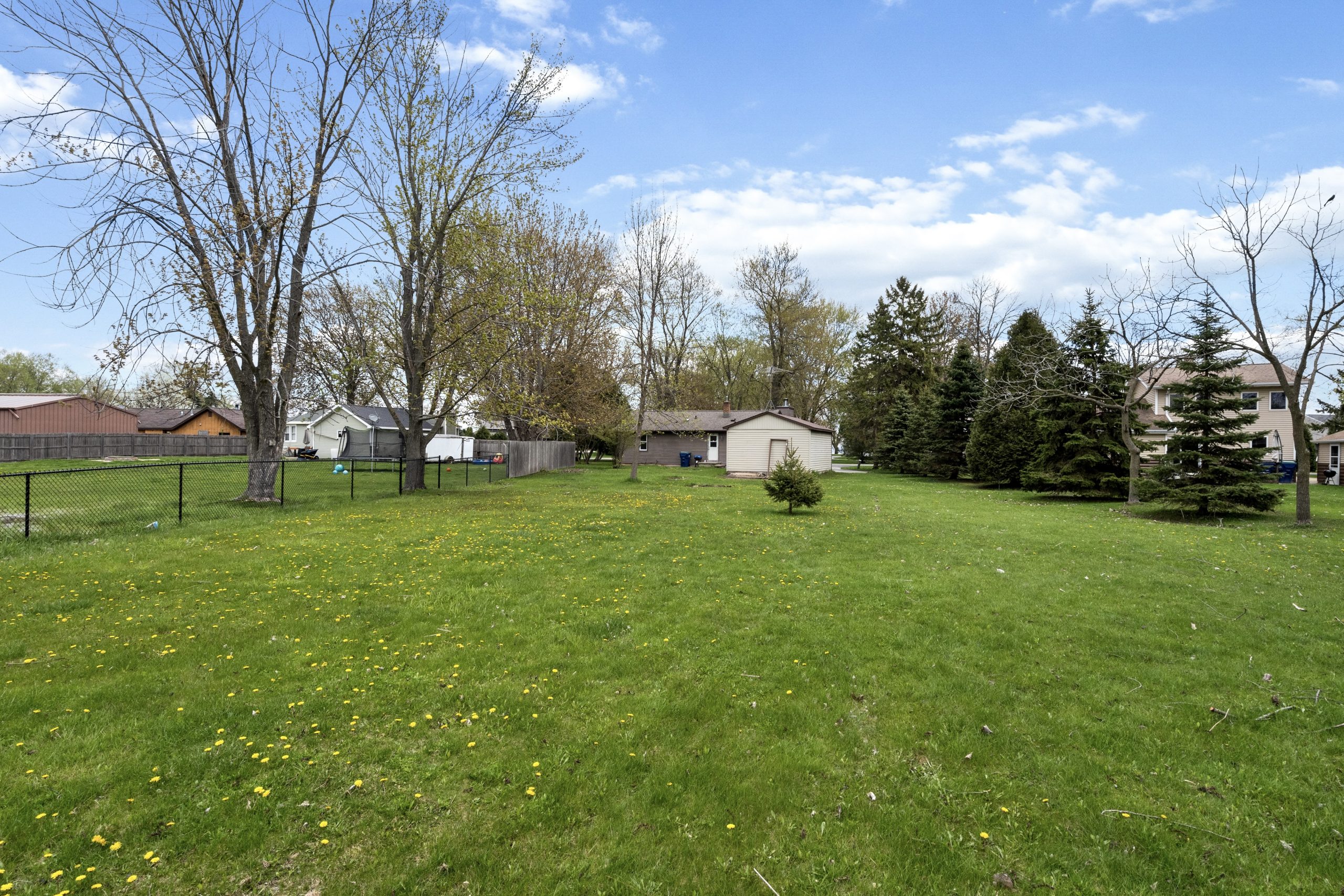 Open yard space at 607 Hunters Point Rd in Neenah Wisconsin