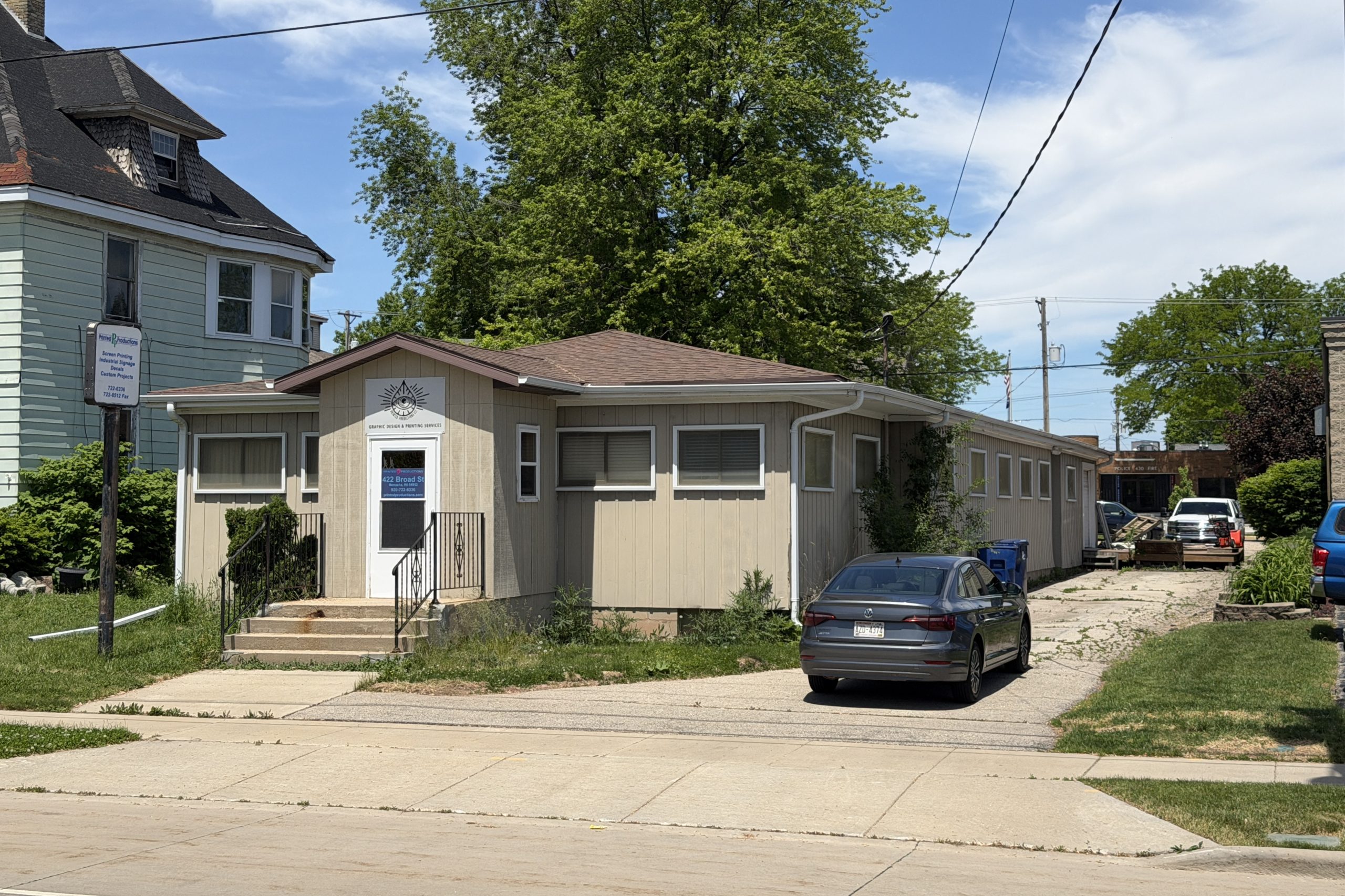 Corner exterior view of commercial property at 422 Broad St Menasha WI